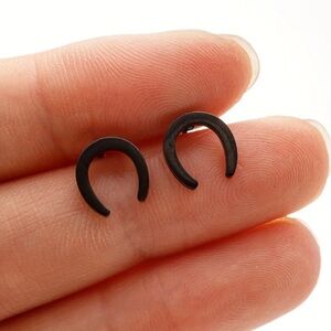 NEW Dainty Horseshoe stud Earrings Black color - Boutique